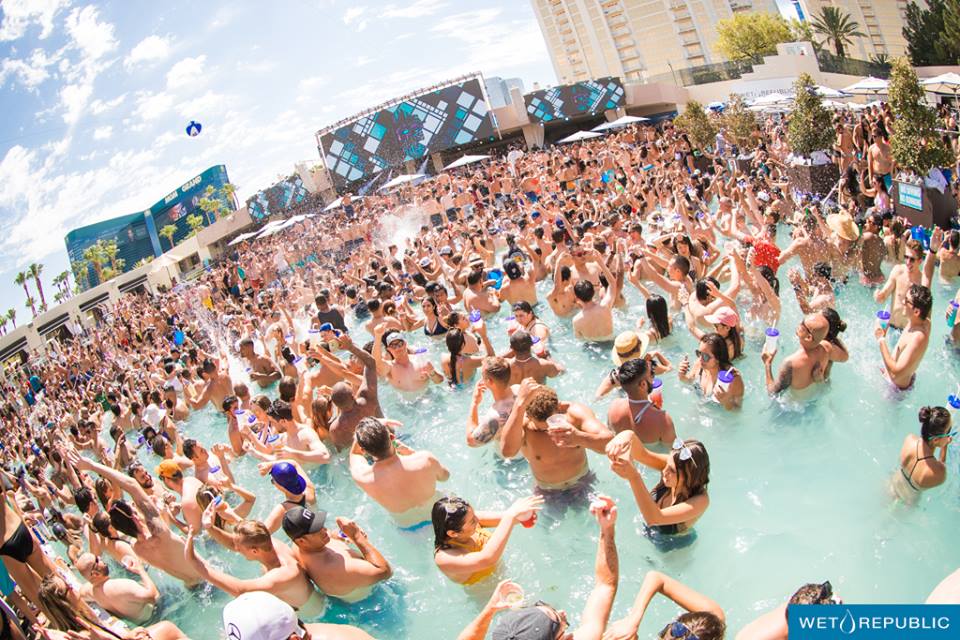 wet republic pool party in vegas