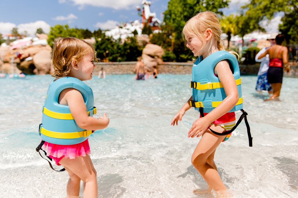 kids enjoying disney world 