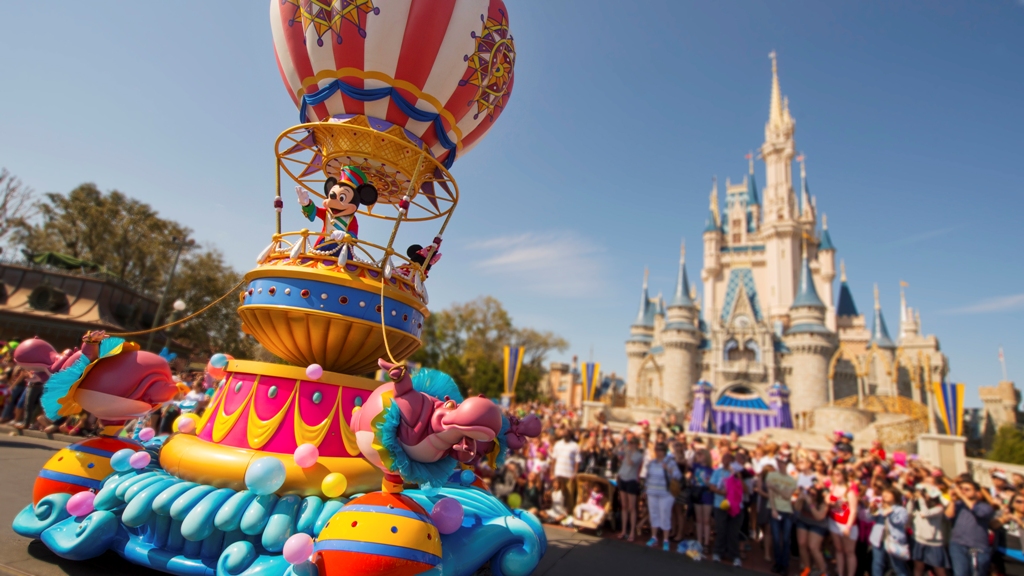 how to avoid crowds at disney world