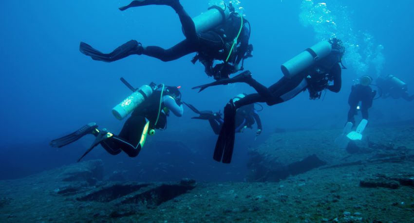 Divers and Marine shipwreck in Florida Keys